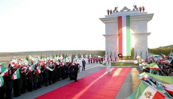 رجوي خلال الذكرى السنوية للثورة المناهضة للشاه