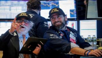 متعاملون أثناء التداول في بورصة نيويورك