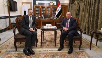  وزير المالية العراقي والسفير الأمريكي لدى بغداد خلال اللقاء