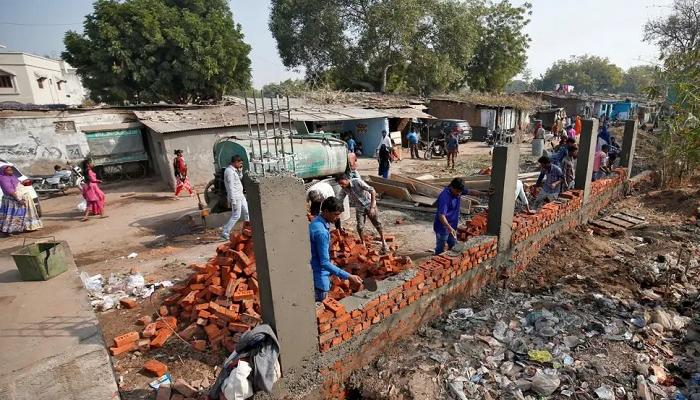 جدار تبنيه السلطات الهندية قبيل زيارة ترامب