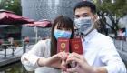 "الزواج في زمن الكورونا".. حبيبان يتحديان المرض في الصين