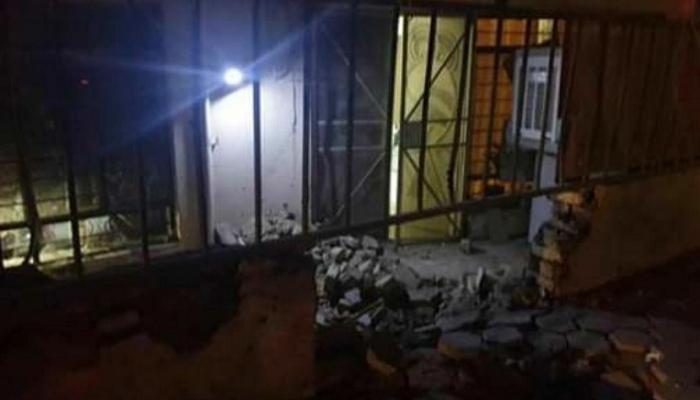 جانب من آثار قصف صاروخي في بغداد - أرشيفية