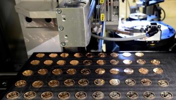 الذهب يتراجع من ذروة أسبوعين 