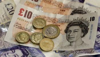 الجنيه الإسترليني يتخلى عن بعض مكاسبه