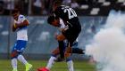 فيديو.. الألعاب النارية تصيب لاعبا وتلغي مباراة في الدوري التشيلي