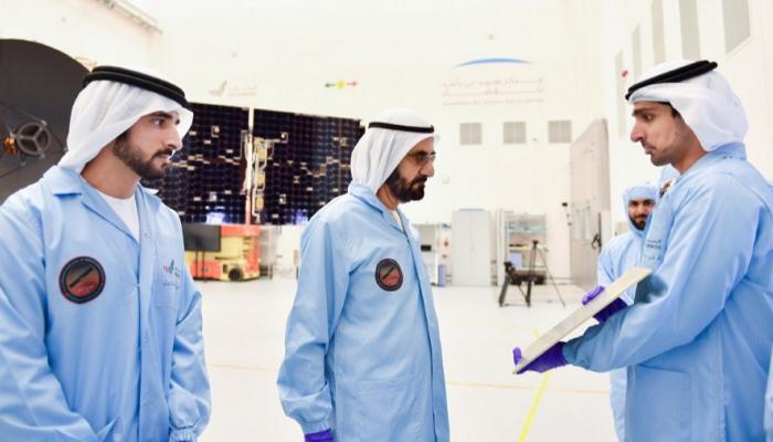 محمد بن راشد يشهد تركيب القطعة الأخيرة من