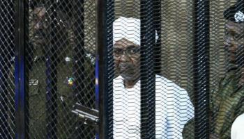 الرئيس السوداني المعزول عمر البشير خلال محاكمته بتهم الفساد