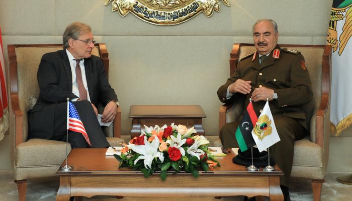 المشير خليفة حفتر خلال لقائه السفير الأمريكي