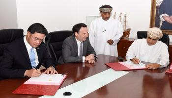 جانب من توقيع الاتفاقية بين سلطنة عمان وشركة توتال