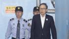 韩法院判处前总统李明博17年有期徒刑 重新收监