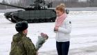 रूस: सेना के एक अफसर ने 16 आर्मी टैंक से दिल का आकार बनाकर प्रेमिका को प्रपोज किया