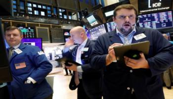 متعاملون أثناء التداول في بورصة نيويورك - رويترز