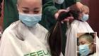 ممرضات صينيات يبدأن معركة "كورونا" بحلق رؤوسهن