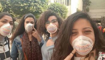 طالبات مصريات يرتدين الكمامات الملونة لمواجهة كورونا