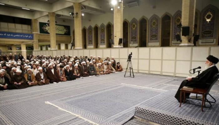خامنئي مبتعدا عن طلاب في درس ديني بطهران
