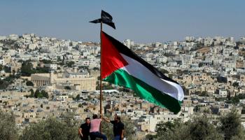 فلسطينيون يرفعون علم بلدهم بالضفة الغربية- أرشيفية