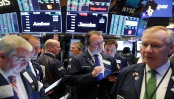 متعاملون أثناء التداول في البورصة الأمريكية