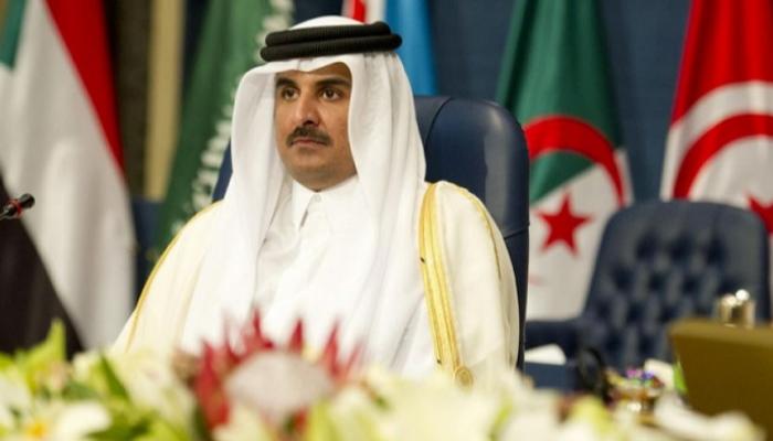 أمير قطر وخلفه يظهر علم الجزائر