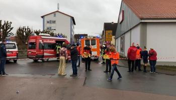 عناصر من الشرطة الألمانية والطواقم الطبية في موقع الحادث