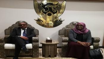هايلي ماريام ديسالين مع وزيرة العمل السودانية لينا الشيخ