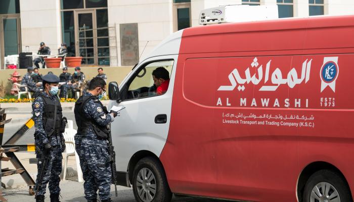 رجال أمن كويتيون عند فندق احتجاز الحالات المشتبهة بين العائدين من إيران