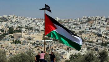 فلسطينيون يرفعون علم بلدهم بالضفة الغربية - أرشيفية