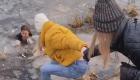 روسية شجاعة تسبح في بركة متجمدة لإنقاذ كلبها 