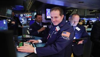 متعاملون أثناء التداول في بورصة وول ستريت - رويترز