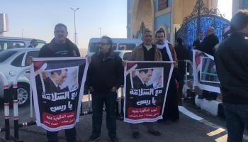 مصريون أمام مسجد المشير شرقي القاهرة حيث تقام صلاة الجنازة