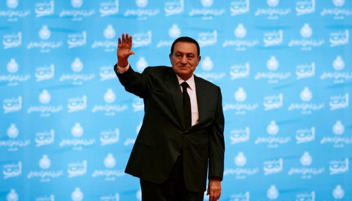 جثمان مبارك يوارى الثرى شرقي القاهرة