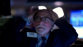مستثمر في حالة ذهول عند إغلاق بورصة وول ستريت أمس الثلاثاء