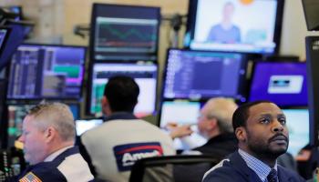 متعاملون أثناء التداول في بورصة وول ستريت - رويترز