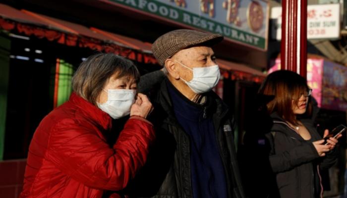 أشخاص يرتدون كمامات في الحي الصيني بكاليفورنيا