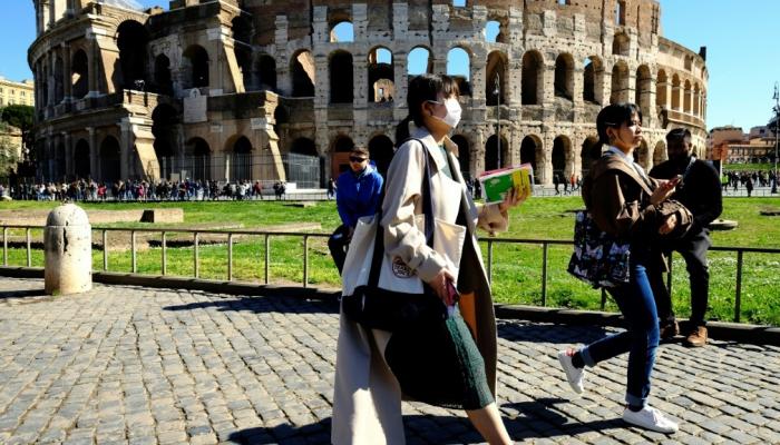 سياح يرتدون الأقنعة خلال جولة سياحية في روما 