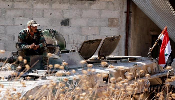 جندي بالجيش السوري في خان شيخون - رويترز 
