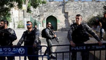 قوات الاحتلال خلال حصارها أبواب المسجد الأقصى - أرشيفية