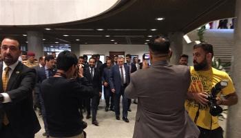 صورة متداولة لوصول علاوي إلى البرلمان