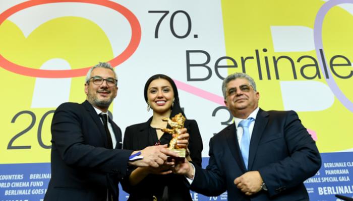 ابنة المخرج الإيراني محمد رسولوف تتسلم الجائزة