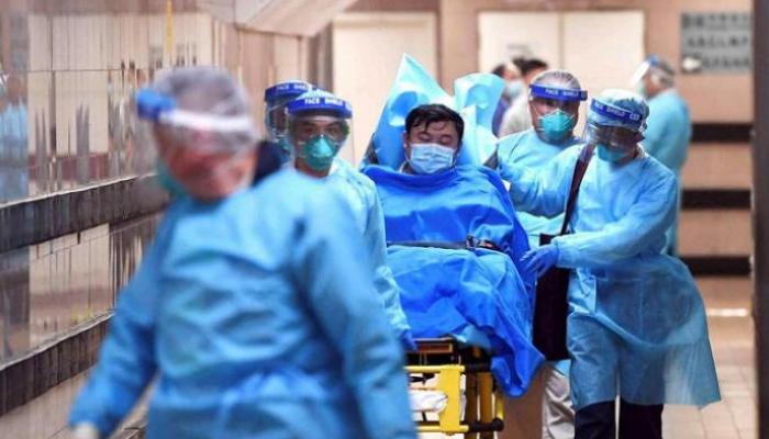 أطباء ينقلون مريض مصاب بفيروس كورونا الجديد