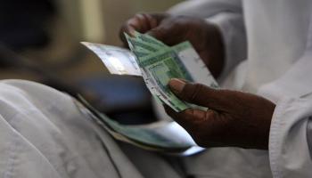 عملات ورقية من الجنيه السوداني - أرشيف