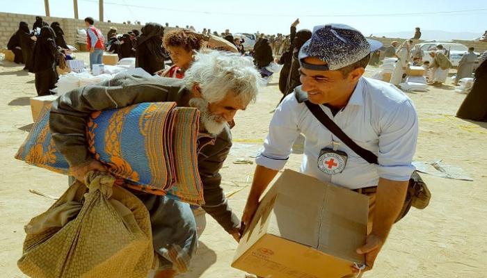 مساعدات من منظمة الصليب الأحمر للمهجرين قسرا في اليمن