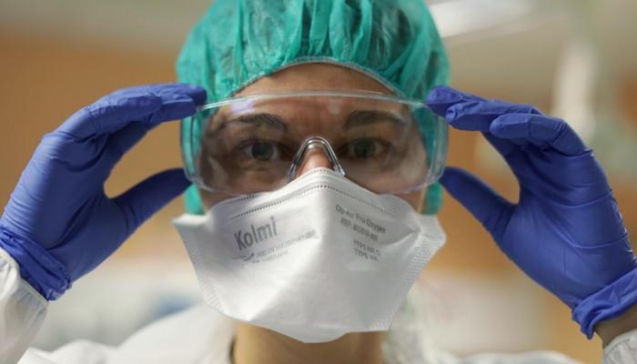 طبيب يرتدي كمامة ونظارة للوقاية من فروس كورونا المستجد