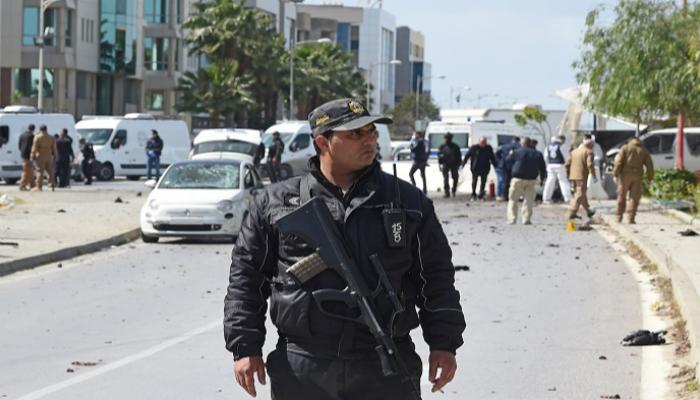 أحد قوات الأمن في موقع التفجير