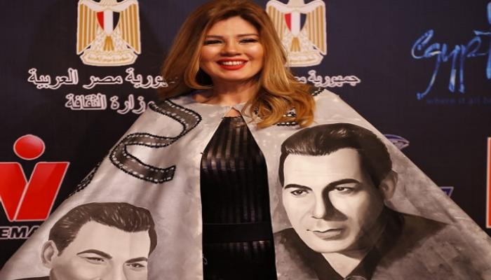 رانيا فريد شوقي ترتدي وشاح يحمل صورة والدها الراحل 