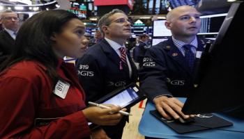 متعاملون أثناء التداول في البورصة الأمريكية