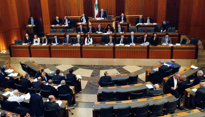 حسان دياب أمام البرلمان اللبناني - رويترز