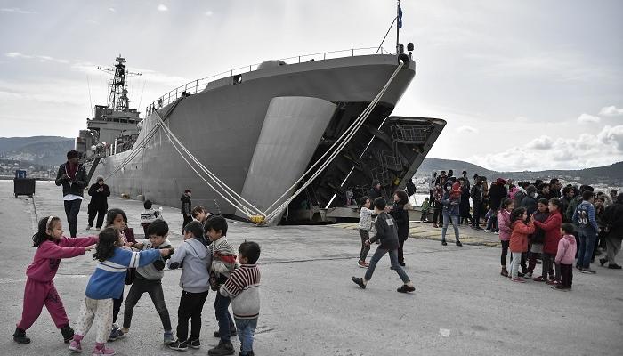 أطفال مهاجرون بانتظار دخول الأراضي الأوروبية
