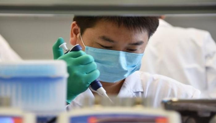عالم صيني أثناء إجراء التجارب على فيروس كورونا الجديد