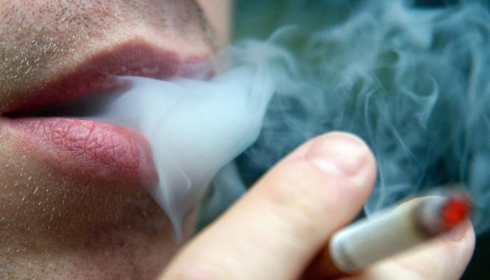 التدخين يزيد من خطورة الإصابة بفيروس كورونا