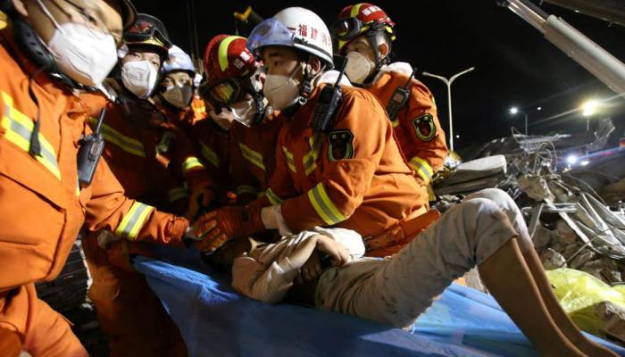عمال الإنقاذ يسحبون الأم وابنها بعد 3 ساعات من الحفر
